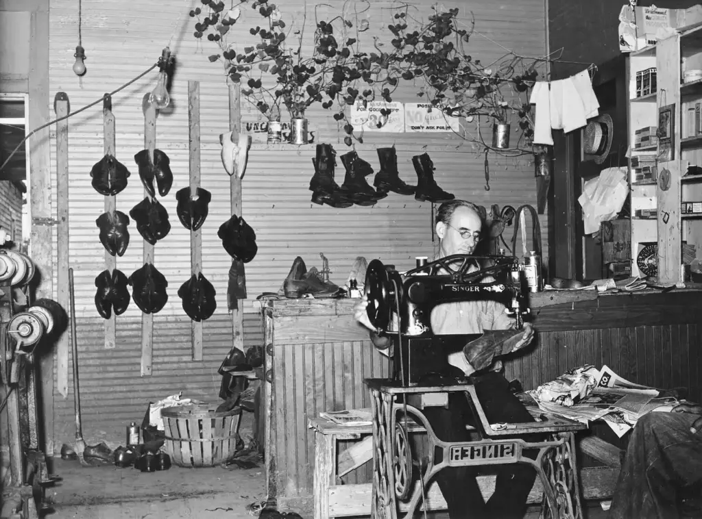 Zapatero en su taller de Kenner, Luisiana, fotografiado por Russell Lee en 1938