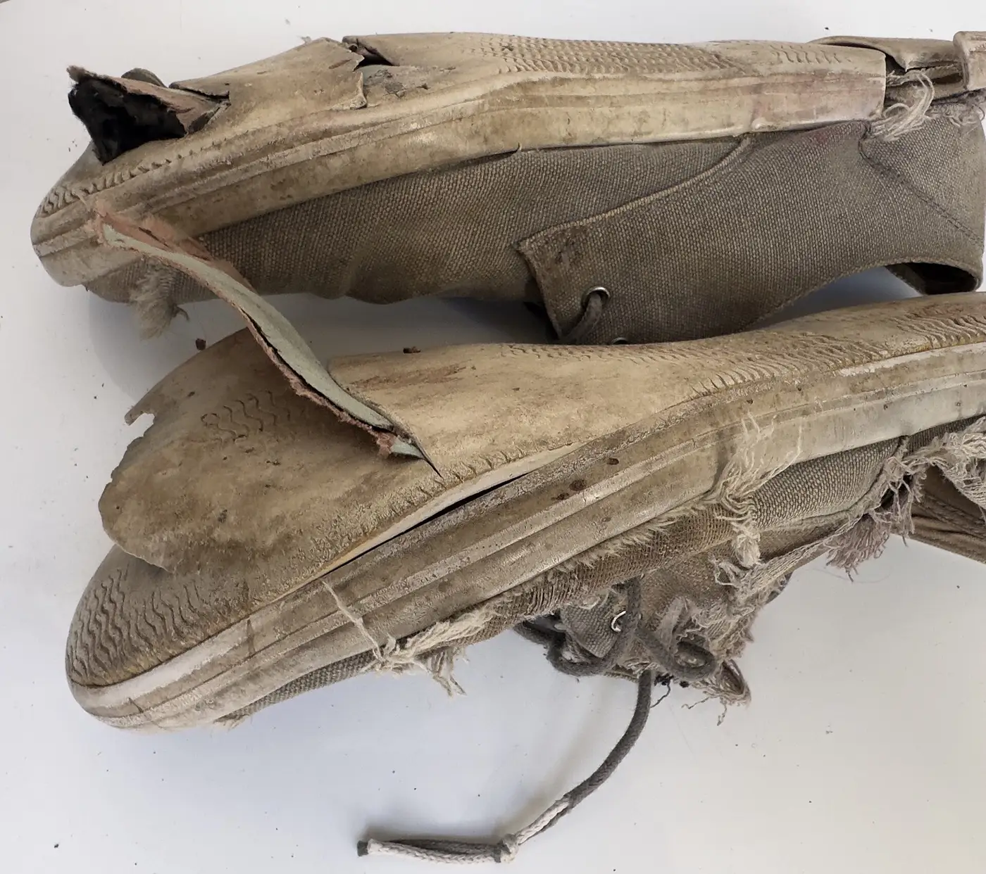 Zapatillas de lona muy gastadas con la suela clara envejecida
