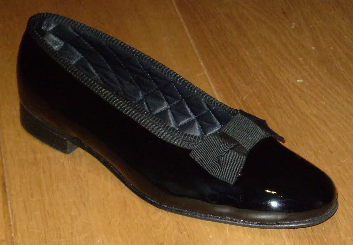 Zapato de salón de hombre de charol negro con lazo de grosgrain