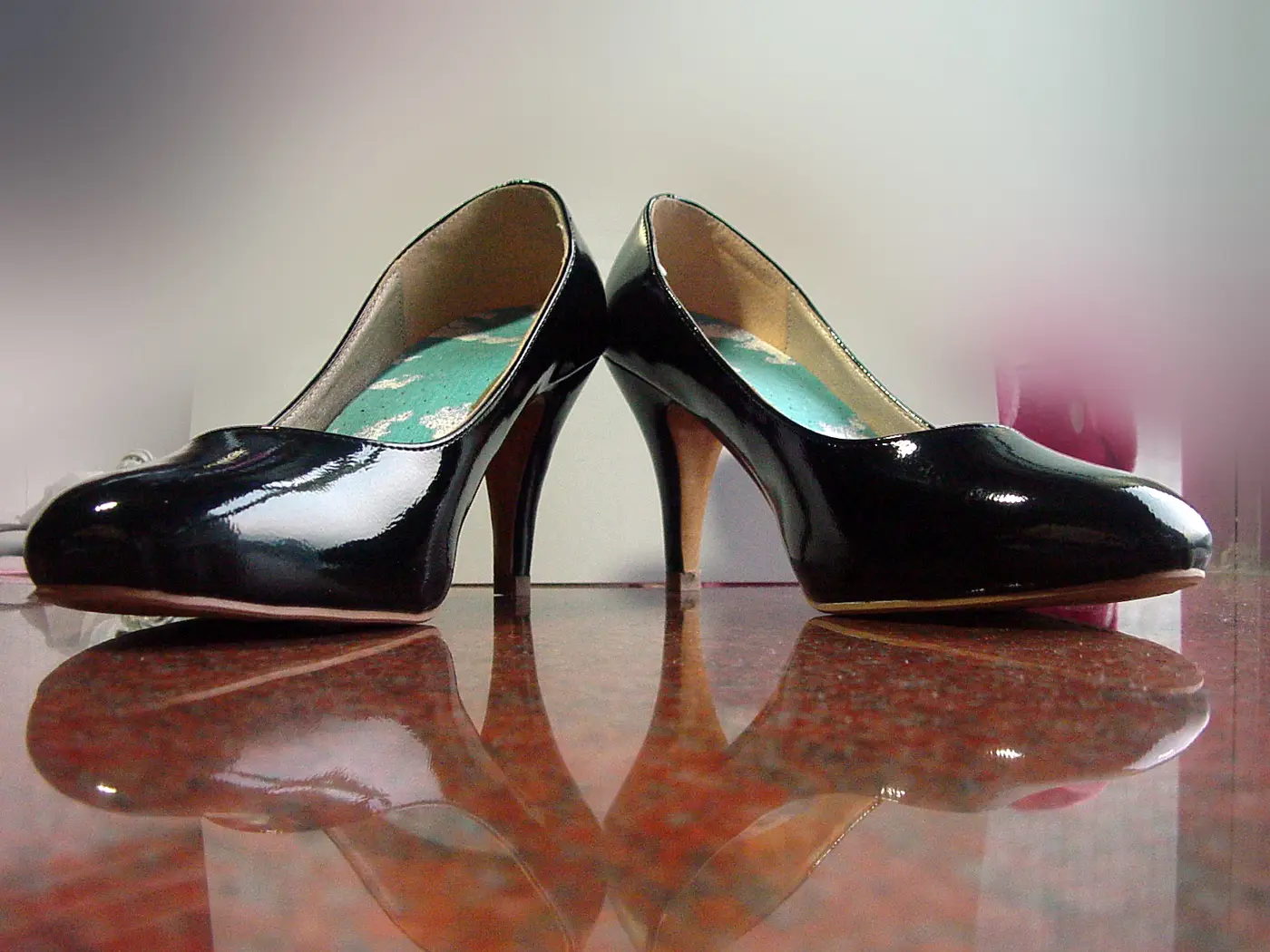 Obligar a llevar tacones en el trabajo: lo que dicen la ley y los tribunales